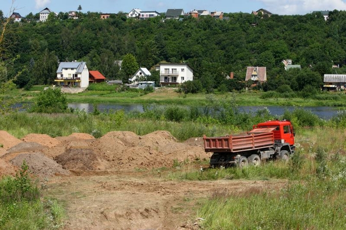 Gyventojai skundžiasi: statybinis gruntas nugula Neries pakrantėje