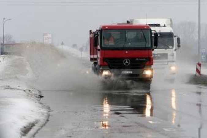Vanduo: ant važiuojamosios kelio dalies jau telkšo didelės pelkės.