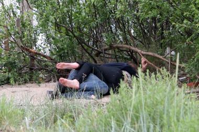 Nesivaržė: jaunystės aistras įaudrino alkoholis – išgėrę nepilnamečiai čia pat panoro artimiau pabendrauti.