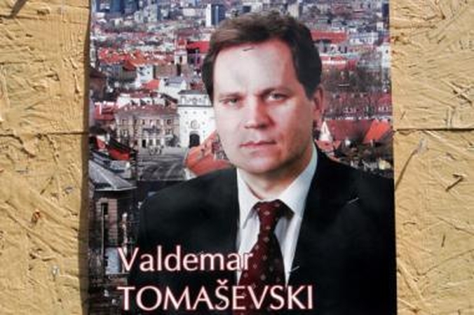 Versija: pareigūnai įtaria, kad V.Tomaševskio partija, naudodama degalų korteles, atsiskaitė už rinkėjų vežiojimą į apylinkes prezidento rinkimų dieną.