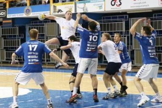 Pamoka: iki lemtingų minučių, kol nepakriko klaipėdiečių drausmė, vilniečiai (mėlyni marškinėliai) sunkiai stabdė "Žemaitijos dragūno" žaidėjus.
