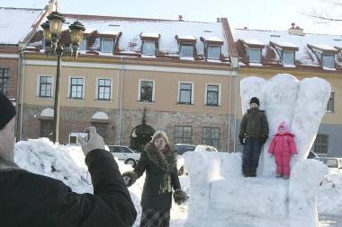Rotušės aikštėje nusileido čiuožėjų desantas ir skraidanti sniego lėkštė