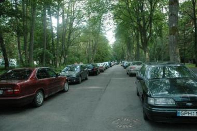 Problema: automobilius iš jais prigrūstų kurorto gatvių ketinama vaikyti naujais mokesčiais.