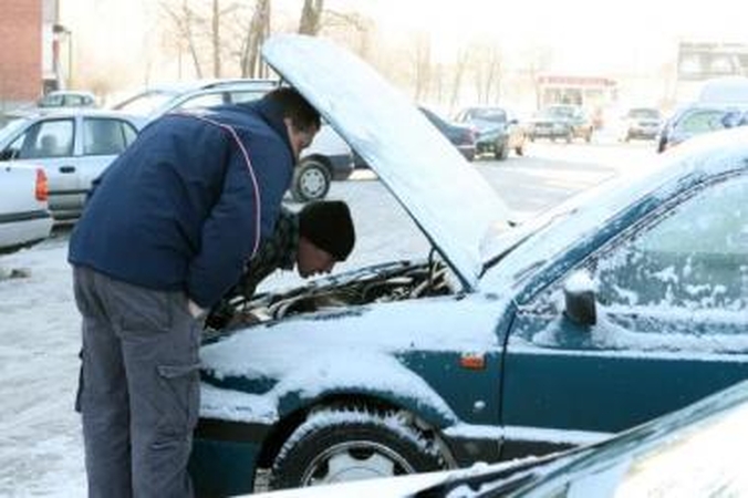 Buitis: per šaltį iš rikiuotės išeina ir technika – specialistai pataria įsigyti gerai veikiantį akumuliatorių, nes žiemą užvedant automobilį reikia daugiau galios.