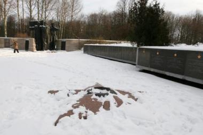 Dabartis: vieta Amžinajai ugniai karių kapinėse yra, tačiau liepsna joje kasmet suplazdėdavo tik vieną dieną.