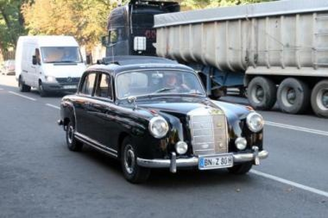 Atsisveikino: senovinių automobilių kolona antradienio rytą pajudėjo iš Klaipėdos.