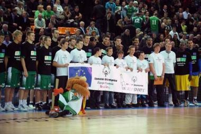 Susitikimas: tarp "Žalgirio" ir "Maccabi Electra" rungtynių žiūrovų buvo ir "Special Olympics" projekto dalyviai.