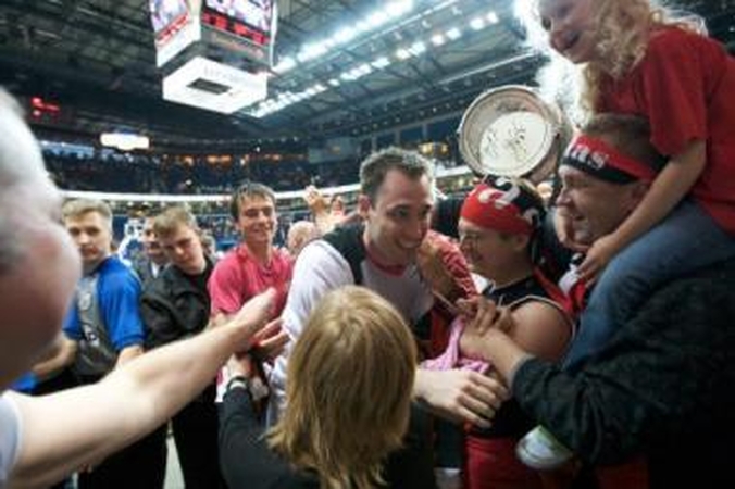 Šlovė: po antrosios pergalės Ch.Eidsonas pateko į šėlstančių sirgalių glėbį.