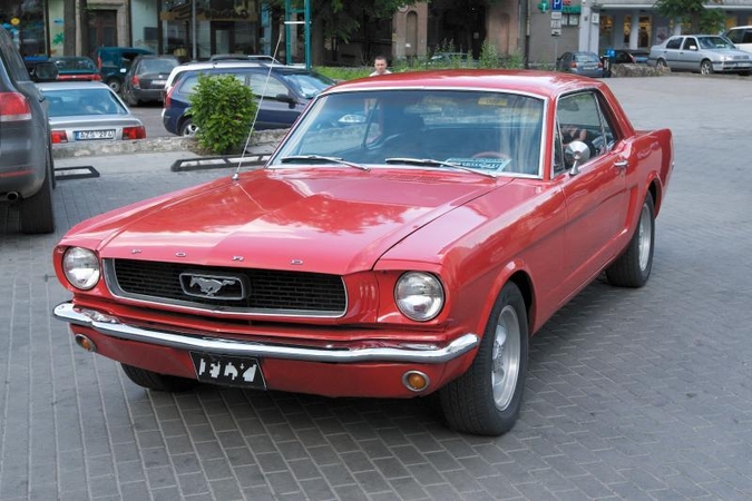 Automobilių ženklai: kodėl Mustangas bėga iš dešinės į kairę?