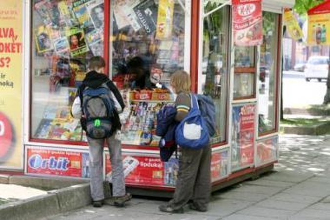Grėsmė: baiminamasi, kad aštuoniuose spaudos kioskuose pradėjus prekiauti svaigalais, jų lengviau galės įsigyti ir nepilnamečiai.