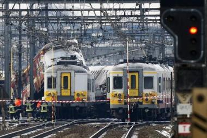 Avarija: iš abiejų traukinių pirmų vagonų liko sulankstyto metalo krūva, o kiti vagonai nuvirto nuo bėgių ant sniego.
