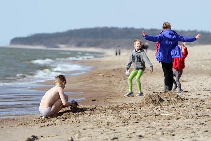 Įšilti orams uostamiestyje neleidžia vėsoka jūra   