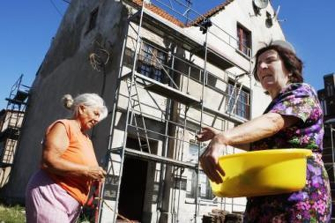 Apmaudas: Herkaus Manto gatvėje esančio namo gyventoja S.Kartavičienė nustėro išvydusi pernykščių stogdengių darbą.