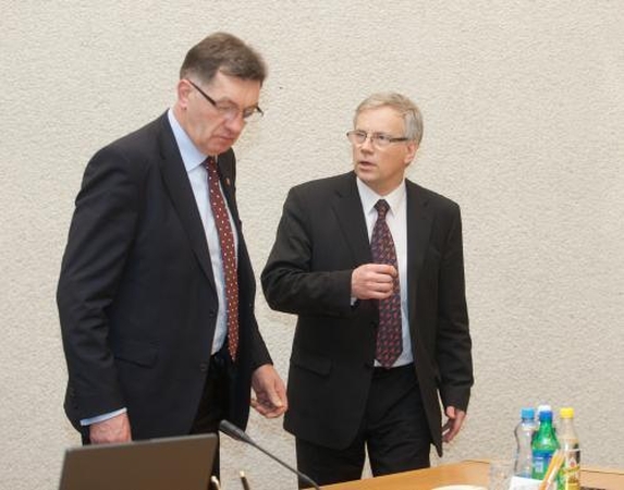 Pirmasis naujųjų ministrų sprendimas