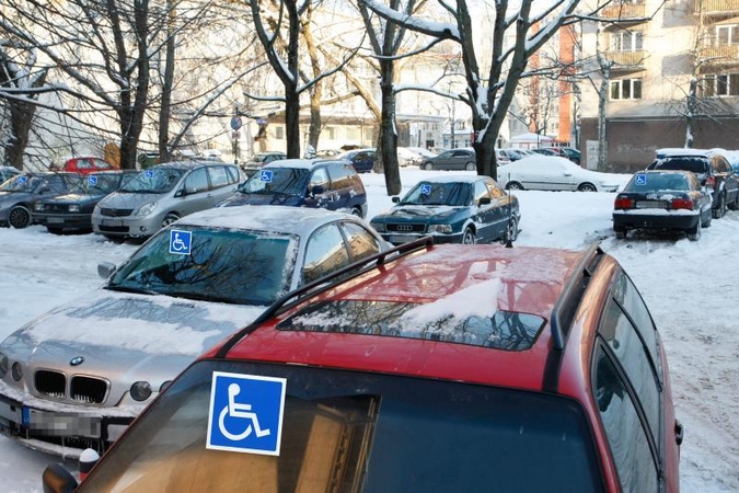 Nuo baudų gelbsti neįgaliojo ženklas – lipdukai iššluoti iš prekybos vietų