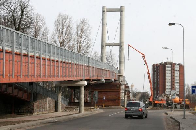 Abejotina: L.Vynerio vardą siūloma suteikti naujajam pėsčiųjų tiltui per geležinkelį.