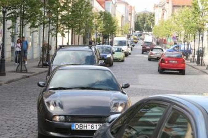 Faktas: vienas pagrindinių oro taršos mieste šaltinių – automobilių išmetamosios dujos.