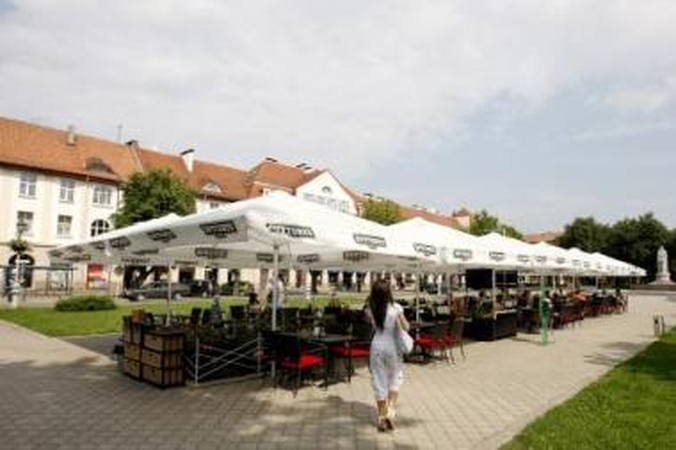 Darbas: klaipėdiečių pamėgtos lauko kavinės Lietuvininkų aikštėje savininkai tikino, kad jų......