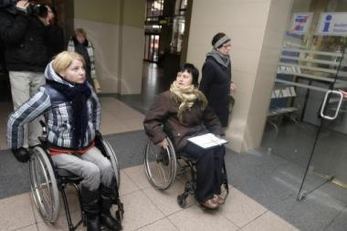 Neįgaliesiems stotyje – vienos kliūtys