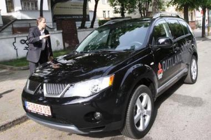 Pasitenkinimas: naujame automobilyje Dariui ypač patinka tai, kad pavaras galima perjunginėti prie vairo.