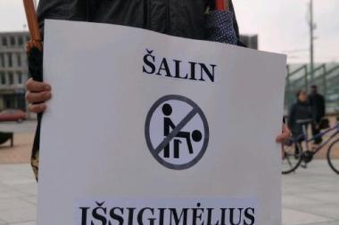 Požiūris: kai kurie mitingo dalyviai į Europos aikštę atėjo nešini užgauliais plakatais.