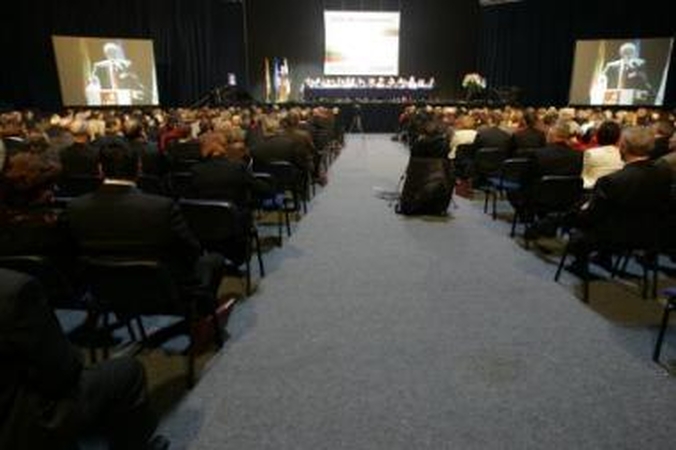Pinigai: partijos vienija tūkstančius narių, tačiau nenori iš jų rinkti didesnių nario mokesčių, todėl partiniai iždai gyvena beveik vien iš valstybės biudžeto dotacijų.