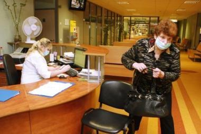Atsargumas: lankytojus ligoninės priimamajame pasitinka kaukėti darbuotojai.