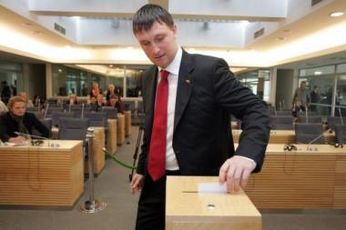 Viltis: A.Sacharukas (nuotr. kairėje) ir L.Karalius mandatus gali išsaugoti tik dėl to, kad apkaltos procedūra labai sudėtinga.