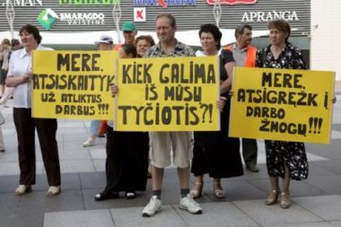 Nerimas: jeigu savivaldybė greitu laiku nesumokės nemažos dalies skolų, kiemsargiai gali likti ne tik be algų, bet ir be darbo.