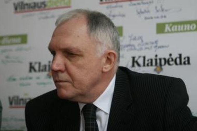 Atsargumas: V.Telyčėnas įsitikinęs, kad pareigūnai elgėsi teisingai, kai nepuolė vaikyti minios, saugojusios Venckų namus.