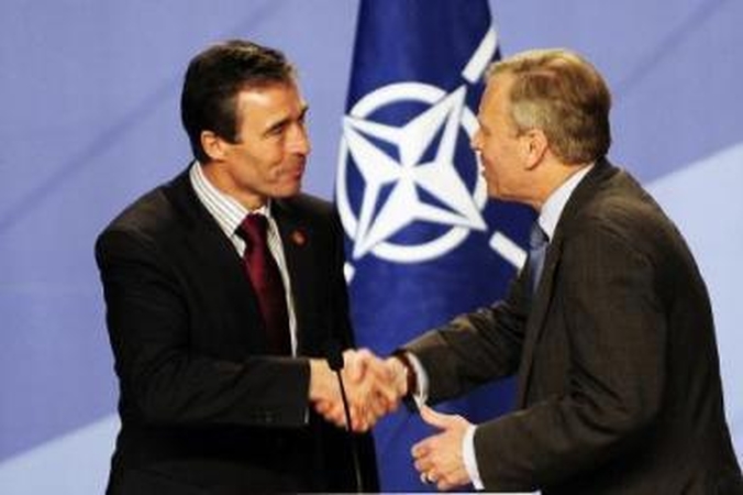 Pamaina: A.F.Rasmussenas (kairėje) NATO vadovo poste pakeitė olandą J.de Hoopą Schefferį.