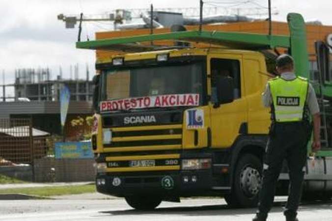 Nebaudžiami: vilkikų vairuotojai dažniausiai išvengia baudų.