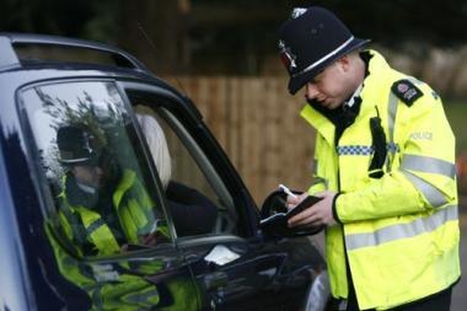 Britų policija auklės užsieniečius vairuotojus