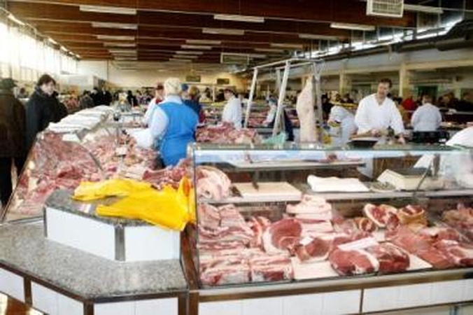 Įtarinėja: turgaus prekeiviai tvirtina, kad klientai, baimindamiesi kiaulių gripo, vis dažniau klausinėja, ar jų parduodama kiauliena yra lietuviška.