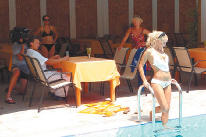 Paplūdimio karalius bikinis ir jo vasalės