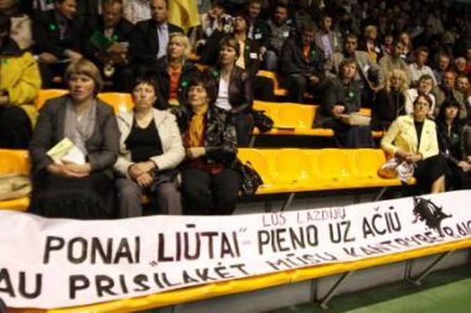 Drovūs: ūkininkai į suvažiavimą atvyko turėdami plakatų, kritikuojančių valdžią, tačiau jų į viršų iškelti neišdrįso.