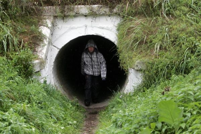 Tradicija: jau kelios vietos gyventojų kartos krimsti mokslų keliauja landžiodamos pro šį tunelį.