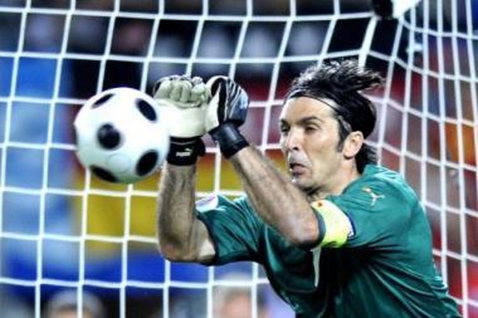 Karta: D.Maradona (kairėje) didžiuojasi savo įpėdiniu L.Messi.