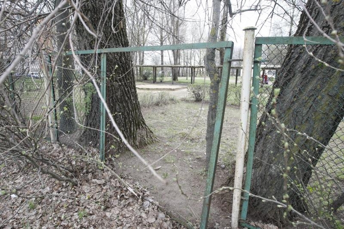Metalo vagys vėl nugvelbė gabalą darželio tvoros