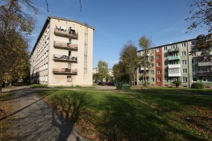 Pirmasis stambesnis ekonomiškos chruščiovinės statybos kvartalas iškilo prie VI forto, 1958 m. kurto projekto autoriai – architektai Vytautas Balčiūnas, Petras Janulis, Vladas Stauskas.