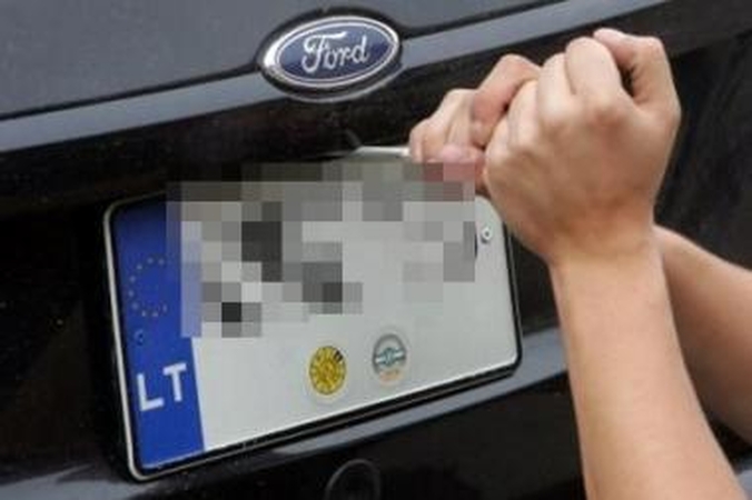 Schema: nuo vieno automobilio nusukti valstybiniai numeriai prisukami kitai mašinai, su kuria nusikaltėliai važiuoja į degalinę, užsipila degalų už kelis šimtus litų ir nesusimokėję...