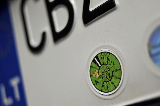 Kodėl Kaune nuo automobilių dingsta techninės apžiūros lipdukai?