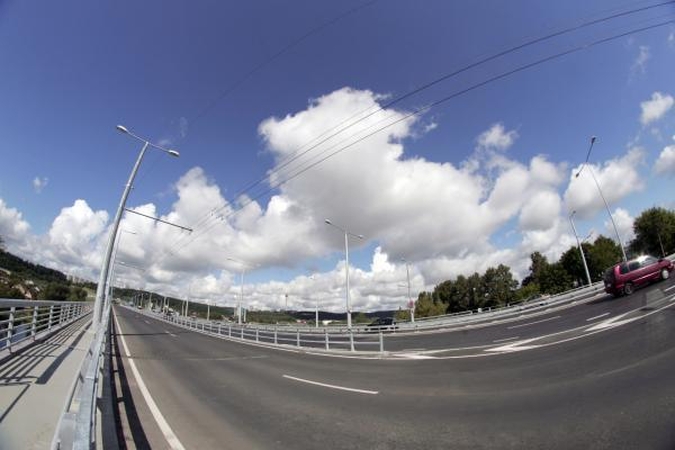 Lazdynų tiltas šviečia ir naktį, ir dieną