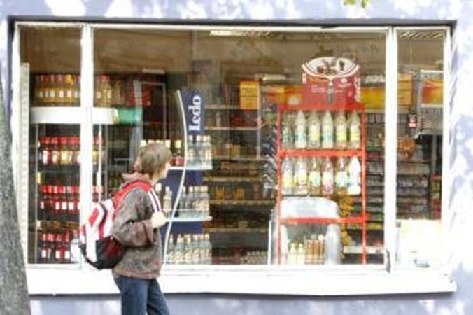 Sąlygos: be visų kitų taisyklių, alkoholiu prekiaujančių įmonių langai turės būti aklinai uždangstyti.