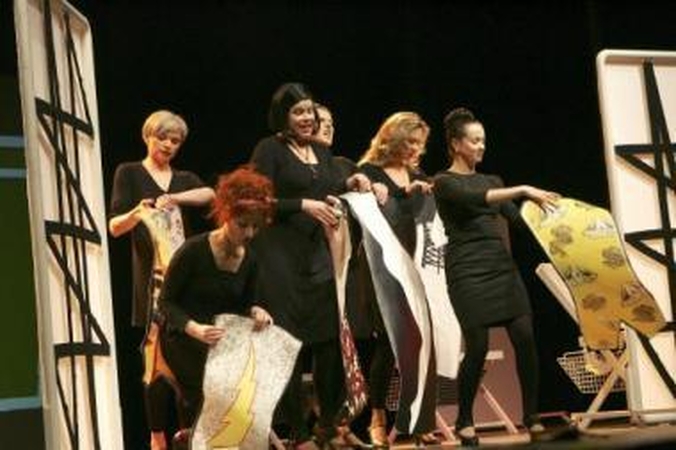 Moteriška: (iš kairės) Gabija Ryškuvienė, Redita Dominaitytė, Aldona Vilutytė, Kristina Mauruševičiūtė, Lina Budzeikaitė ir Saulė Degutytė scenoje atkuria šešių kanadiečių...