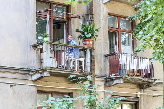 Griūvančių balkonų grėsmės gyventojai nepaiso
