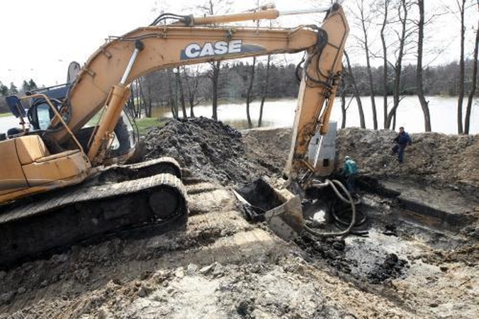 Iš Mumlaukio ežero pumpuos      dumblą  