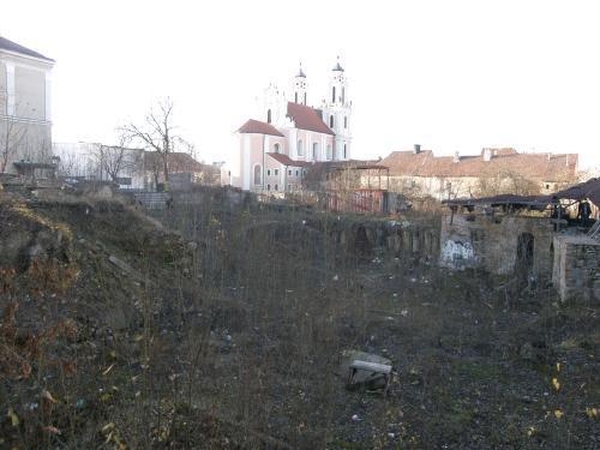 Šalia gimnazijos – bomžų pašiūrė
