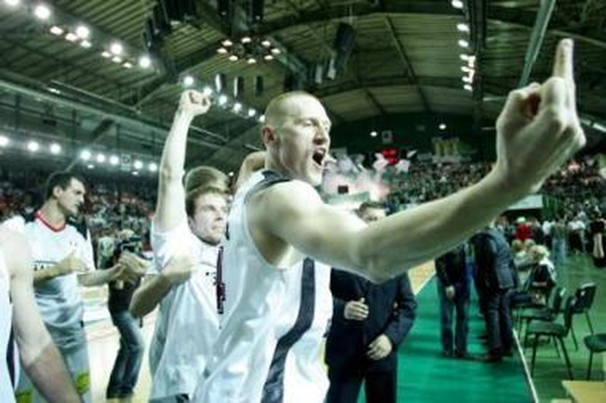 Kultūra: tokius nepagarbius ženklus varžovų gerbėjams "Lietuvos ryto" puolėjas D.Zavackas rodė ne pirmą kartą.