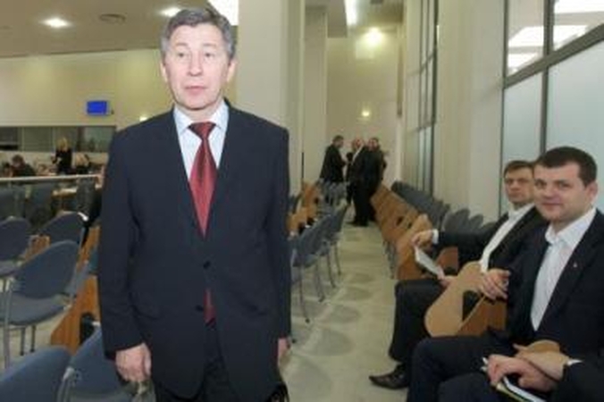 Nustebo: V.Milėno (kairėje) teigimu, nuostabu, kad apskritai senus savivaldybės automobilius kažkas nupirko.